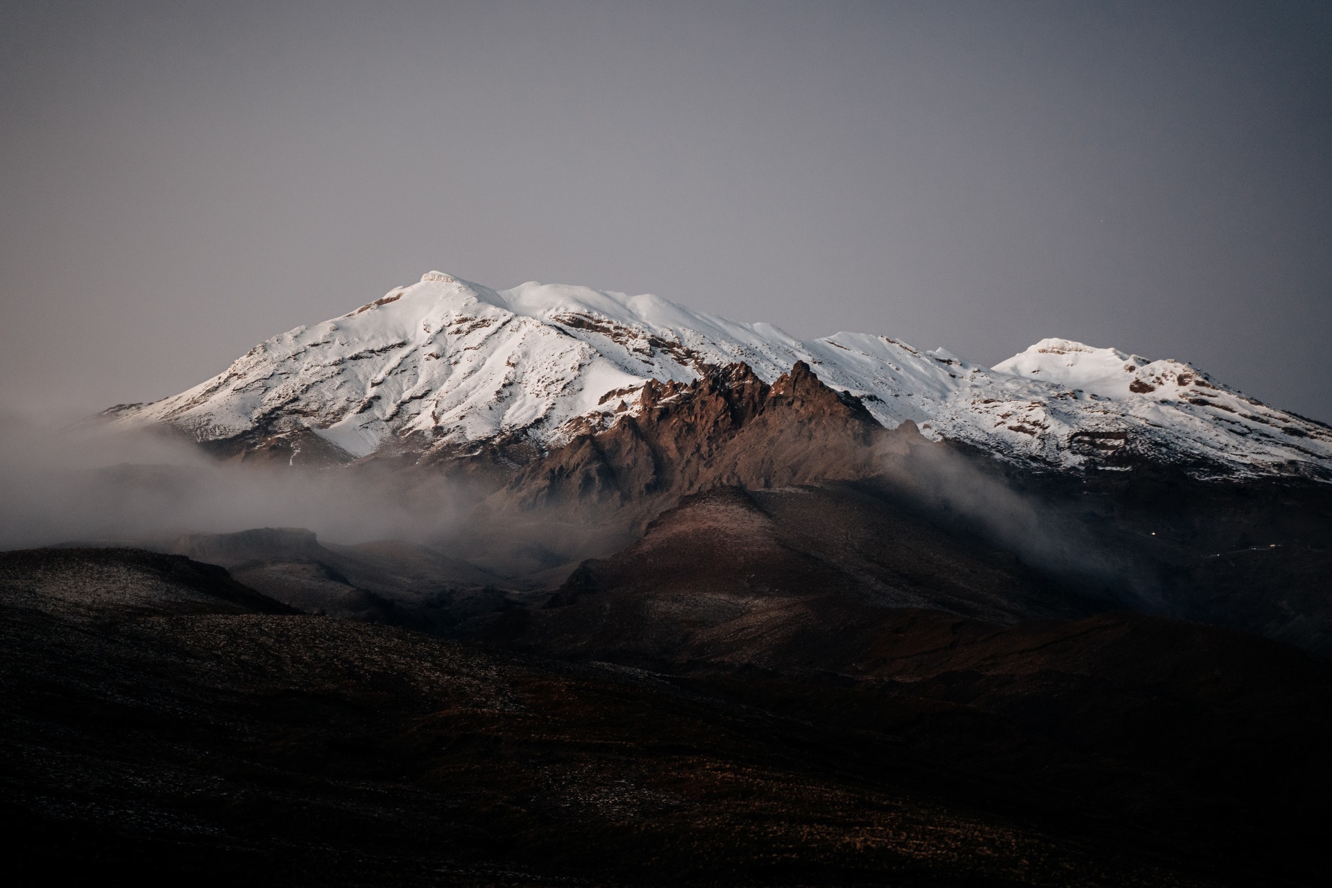 Imagem Montanha com neve e areia