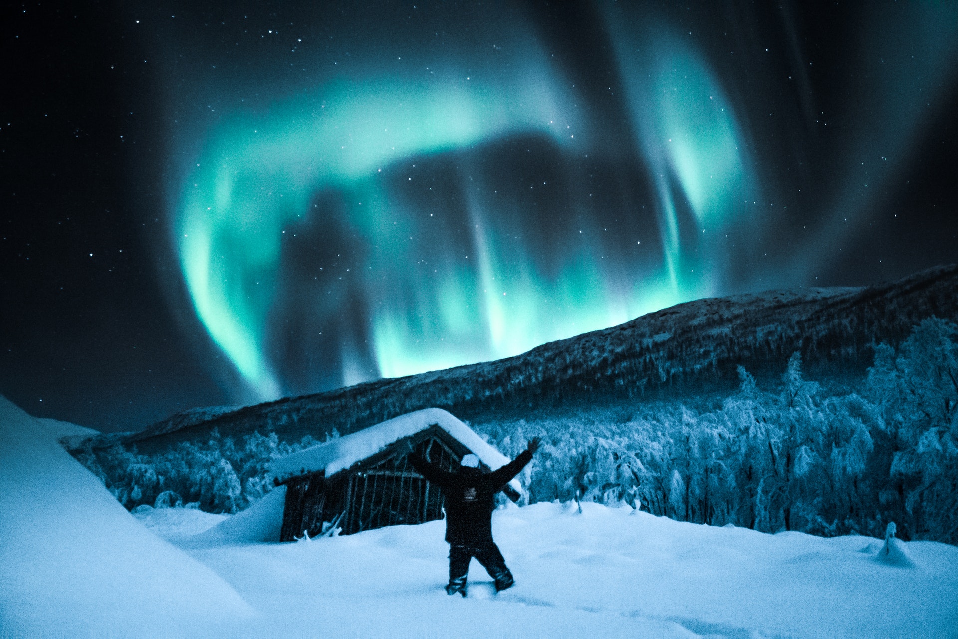 Imagem homen vendo aurora-boreal