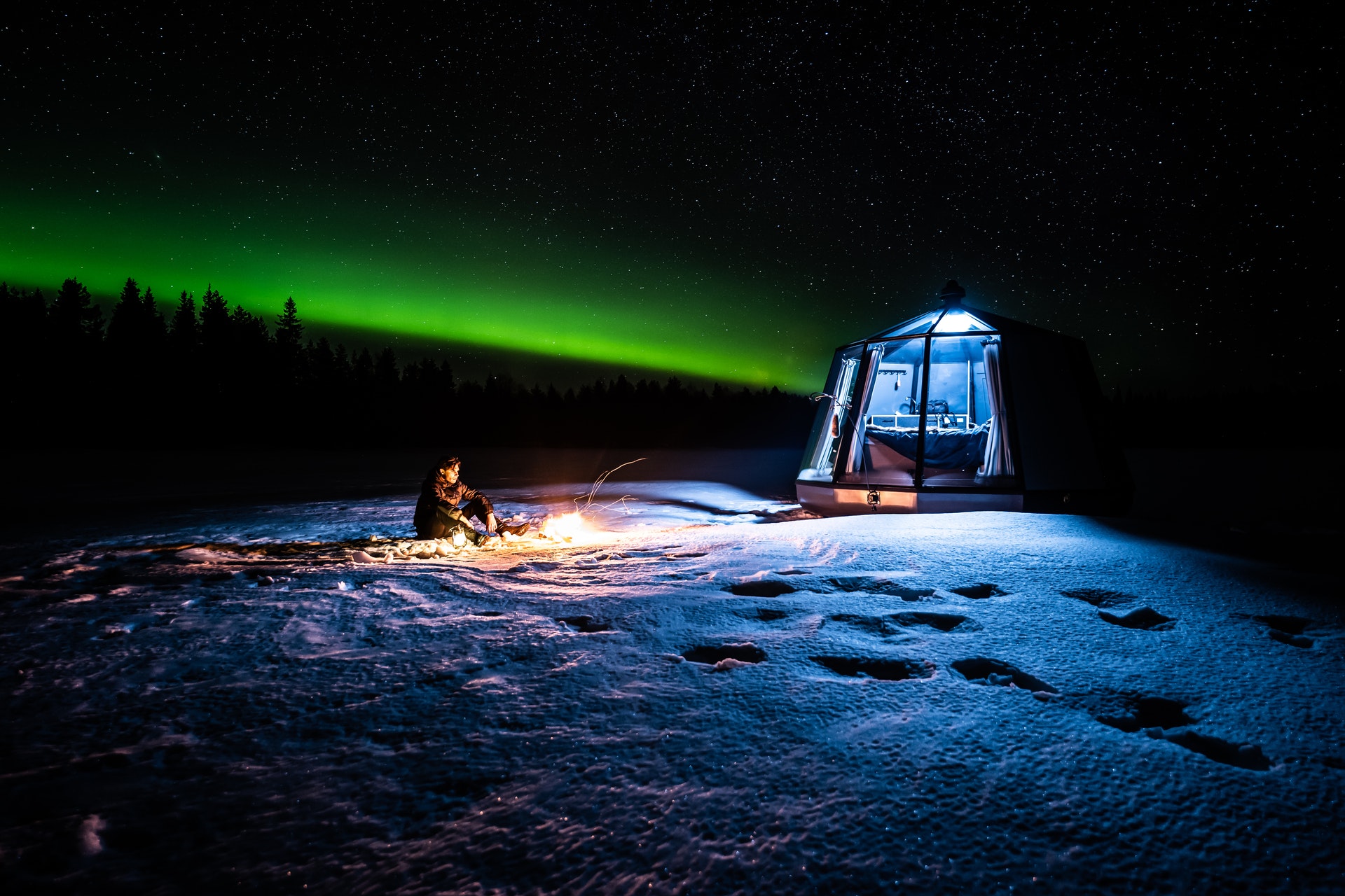 Imagem homen acampando na neve